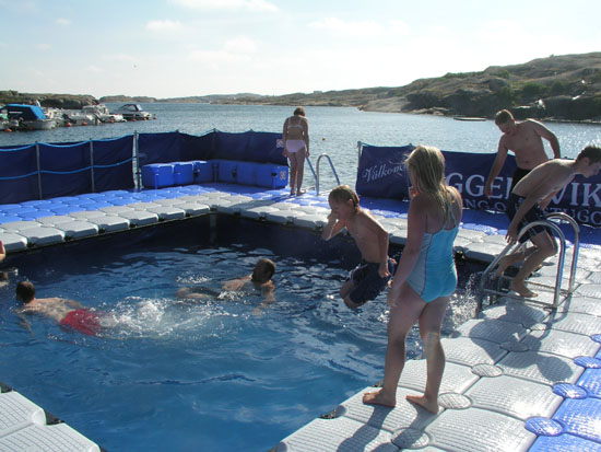 Swimming pool with/without floor in open sea