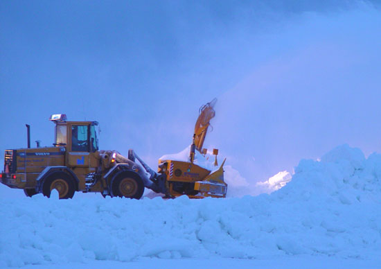 Snow clearing with broom or scraper (with 3 scrapers)